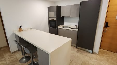 Cocina con barra desayunadora